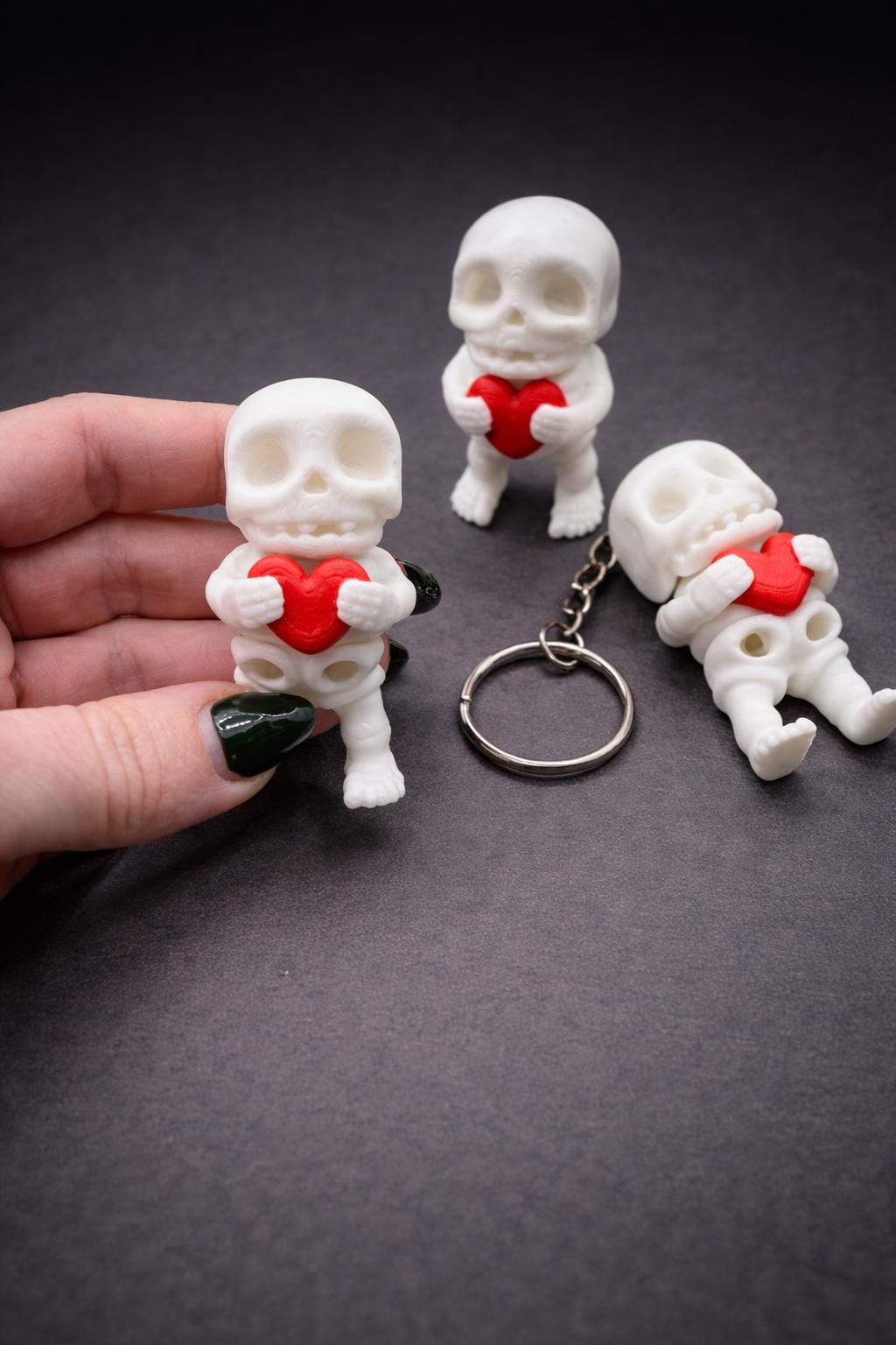 Articulated Skeleton Holding Heart – Valentine Gift – Spooky Fidget – Optional Keychain – 3D Printed