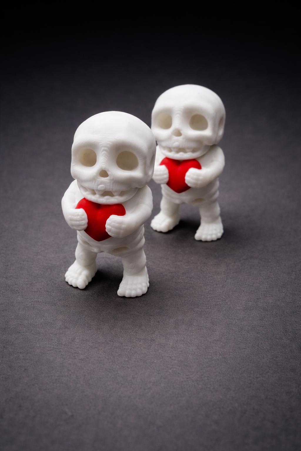 Articulated Skeleton Holding Heart – Valentine Gift – Spooky Fidget – Optional Keychain – 3D Printed